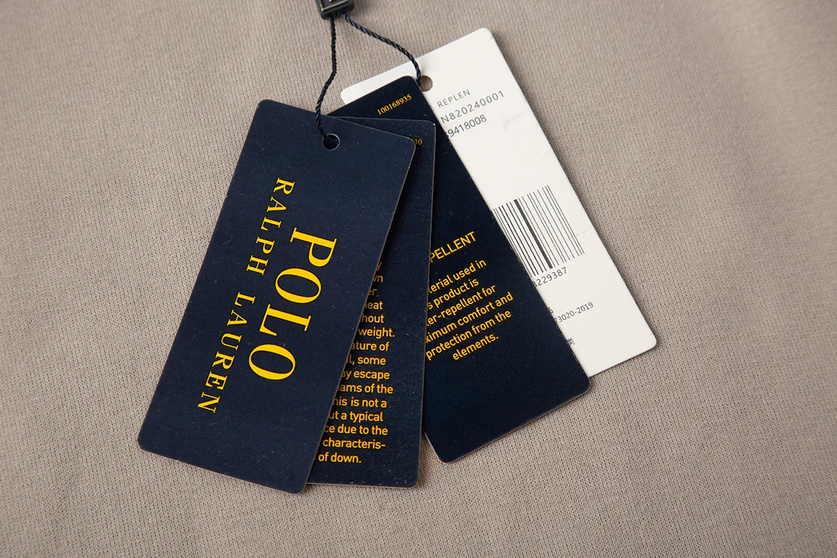 P230 White background picture [Fleet in winter] Style No.: 25130# Color: Black/Navy/Dark Gray/Light Gray/White Gray/Mixing/Light Size: S-XL - Ralph Lauren/Ralph Lauren 2025FW Autumn and Winter Velvet Contrast Color Waist Design Drawstring Scimitar Version Lazy Loose Couple Sweatpants - Brushed Face Velvet Lining One Piece for Winter - Custom-dyed Trouser Cords Hanging Plated Hardware Details in Place - Loose fit scimitar leg opening, the upper body is loose and not too bulky - RL/Lazy autumn and winter sweatpants, a pair of casual sweatpants that is very suitable for CleanFit. Loose fit scimitar fit trousers can be used as couple wear. It has a relaxed feel for daily wear. The contrasting color shakes the head to increase the overall sense of layering. The sense of drape is visible to the naked eye. The trousers can be cinched and can be very warm and versatile in winter.